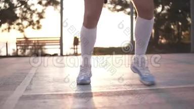 穿着白色高尔夫球袜的女<strong>篮球</strong>运动员腿做<strong>运球</strong>动作非常快，向后跑